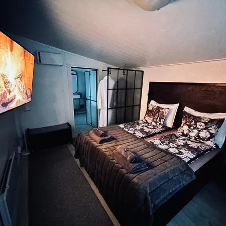 Πανσιόν - Northern Tealight